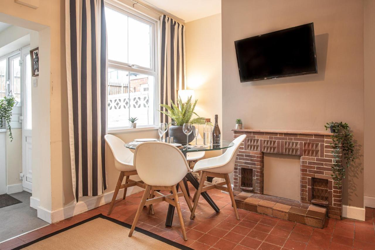 3 Bedroom Home Sleeps 5 Close To Chester City Centre Welcomes Couples, Small Groups, Families And Contractors Exterior foto